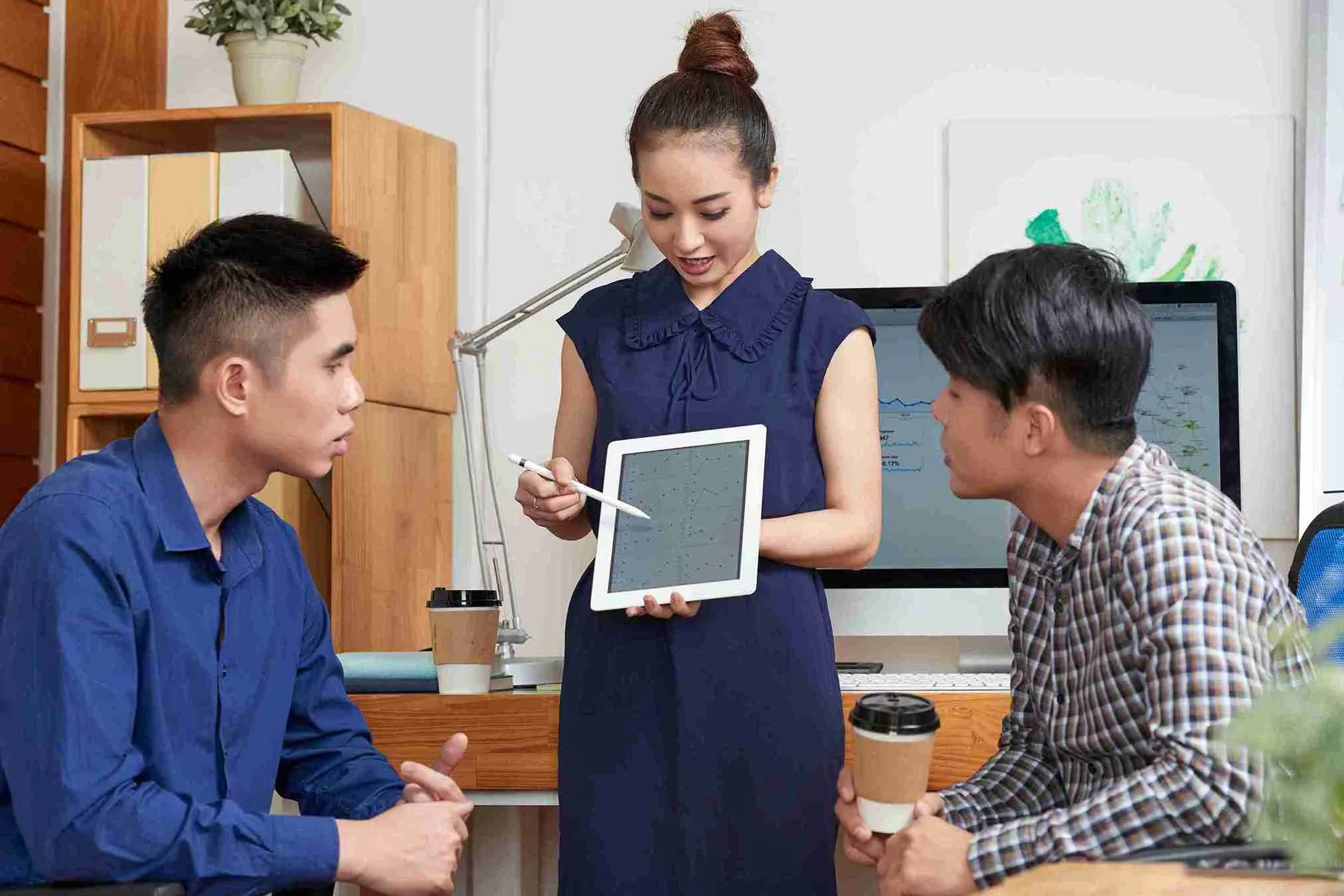 TRAINING INOVASI LAYANAN RETAIL BERBASIS CREATIVE THINKING